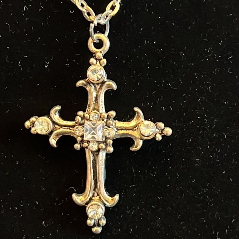 Handcrafted silver tone cross pendant on 22 inch chain - Picture 2 of 3